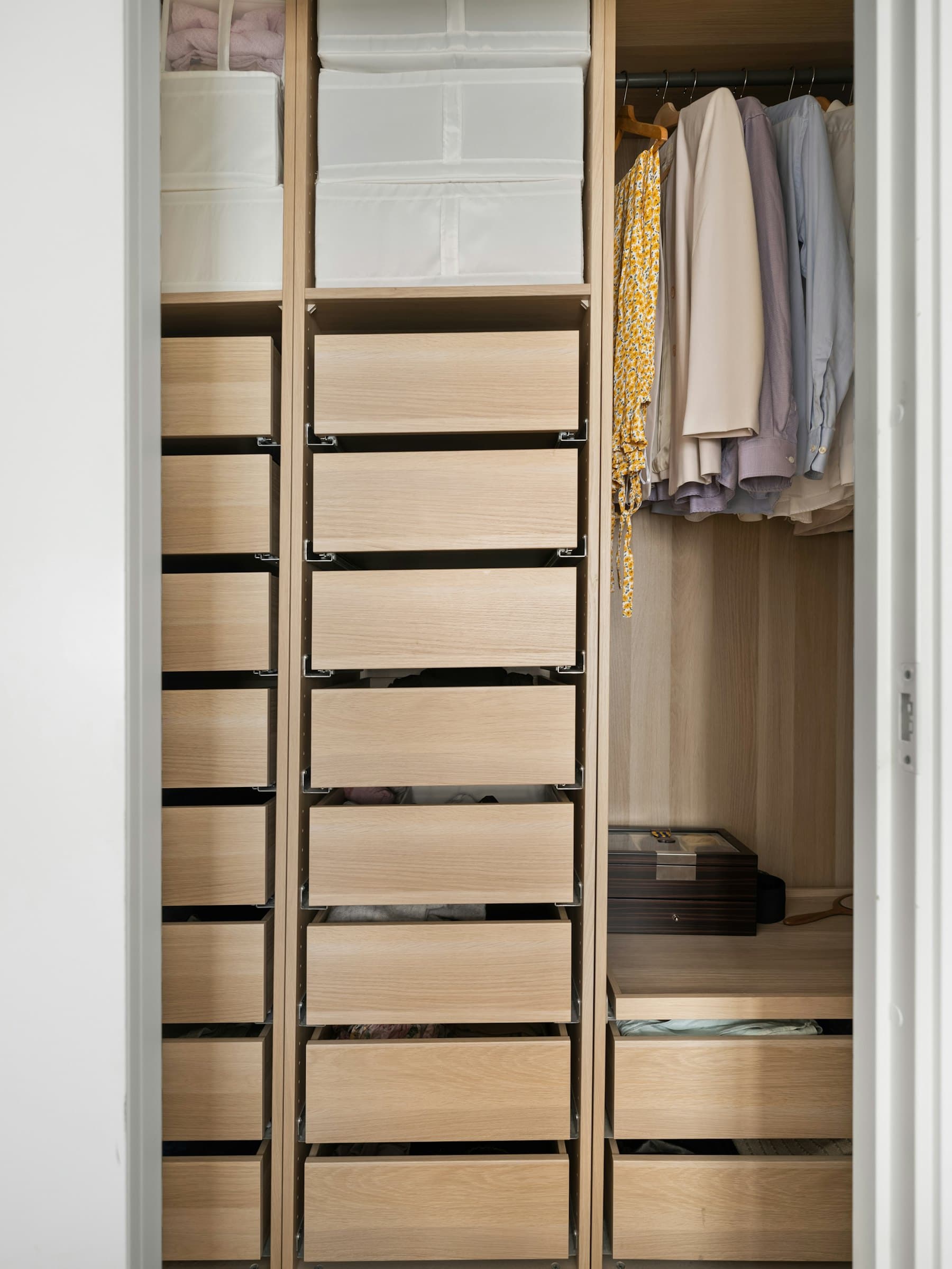 Interior de closet a medida con cajoneras de madera clara