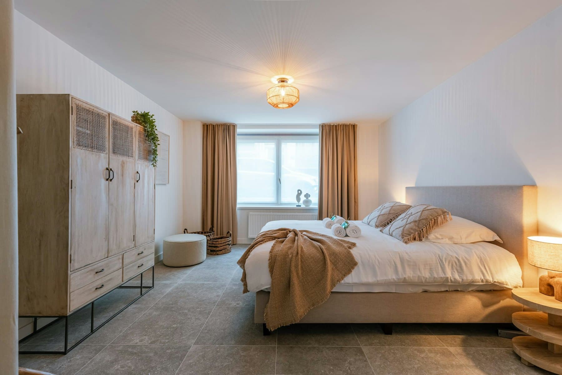 Dormitorio con mobiliario a medida en madera y tonos naturales