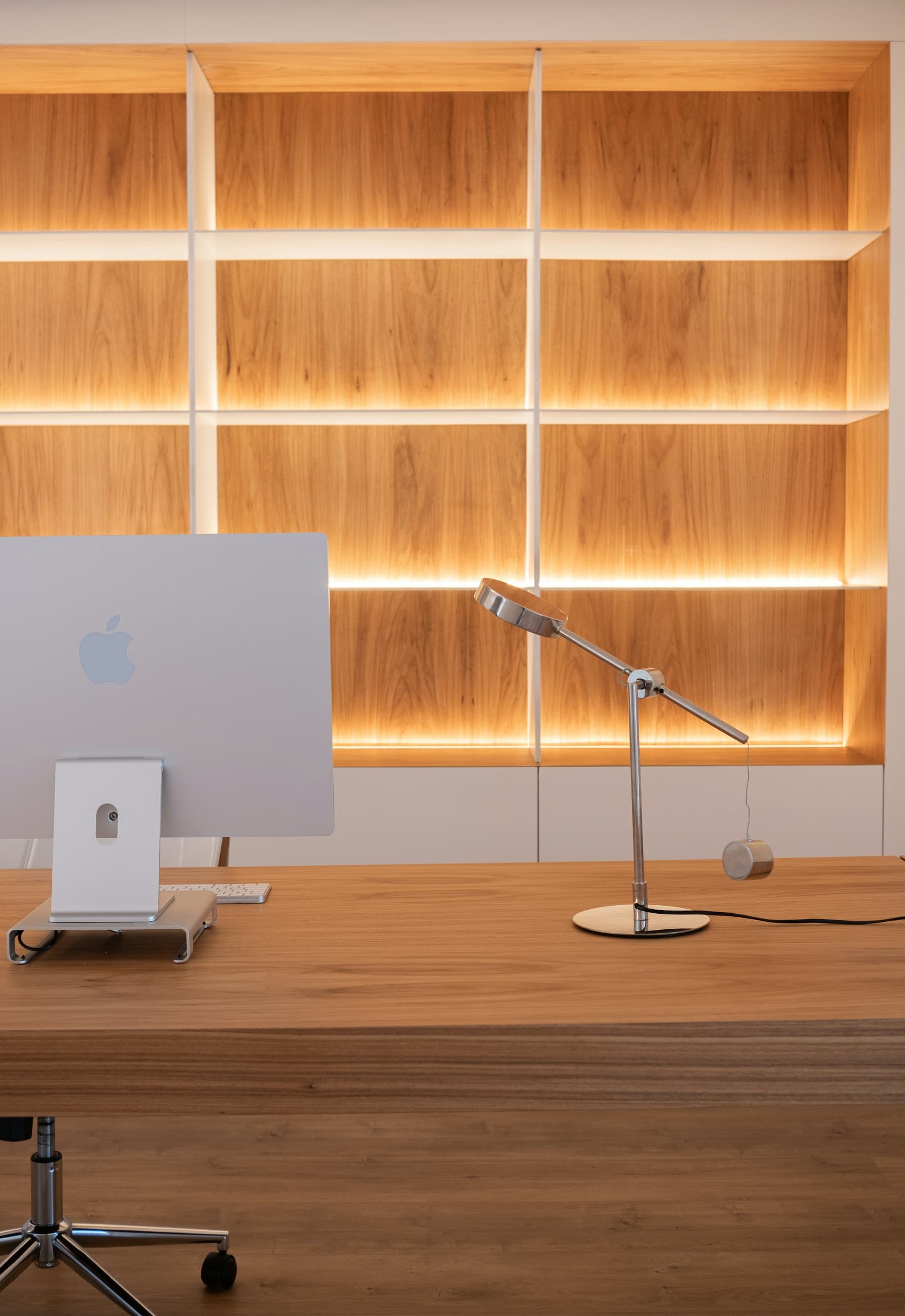Escritorio en madera con biblioteca iluminada fabricada a medida